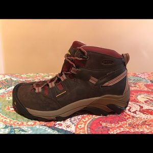 KEEN Waterproof Boots Women’s size 10.5